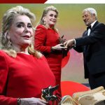 جایزه شیر طلایی در دستان کاترین دونو